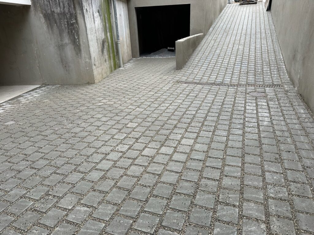 Pavés qui s’affaissent ou s’enfoncent : causes et solutions durables