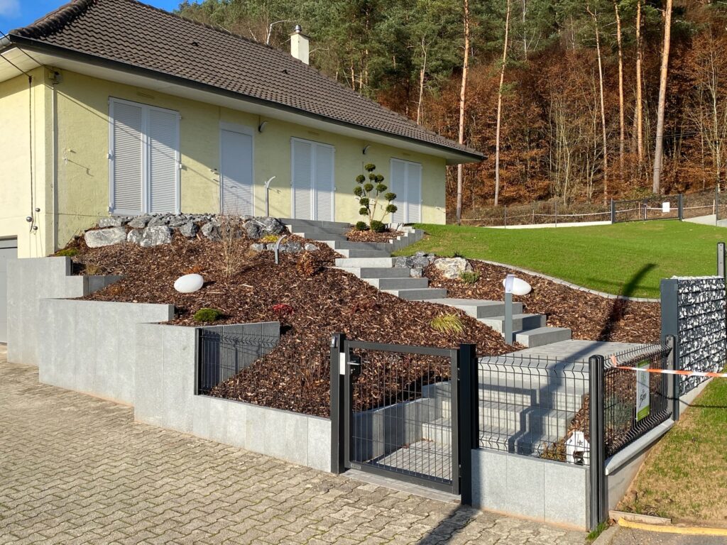 Escalier extérieur : quelles solutions pour un terrain en pente ?