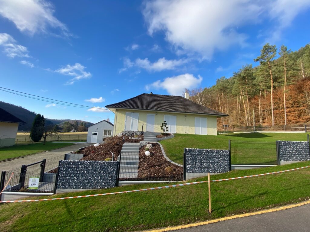 Clôture et Voisinage : Ce que le Droit Local en Alsace-Moselle vous impose (Attention aux surprises !)