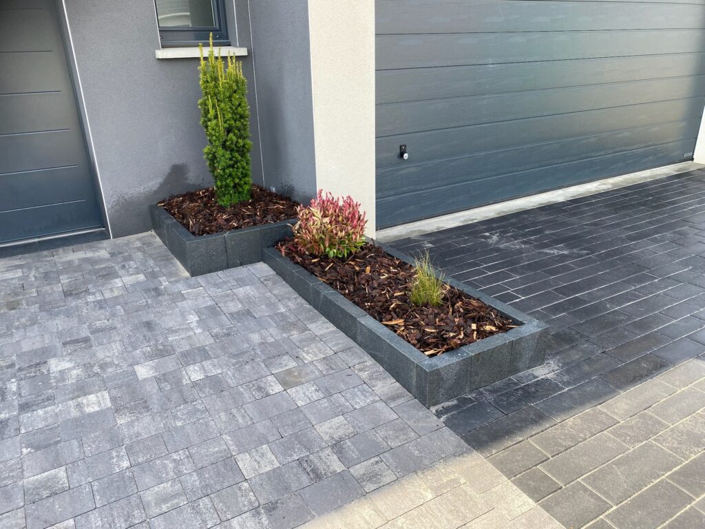 Gravier, pavés ou dalles : quel revêtement pour une allée de jardin ?