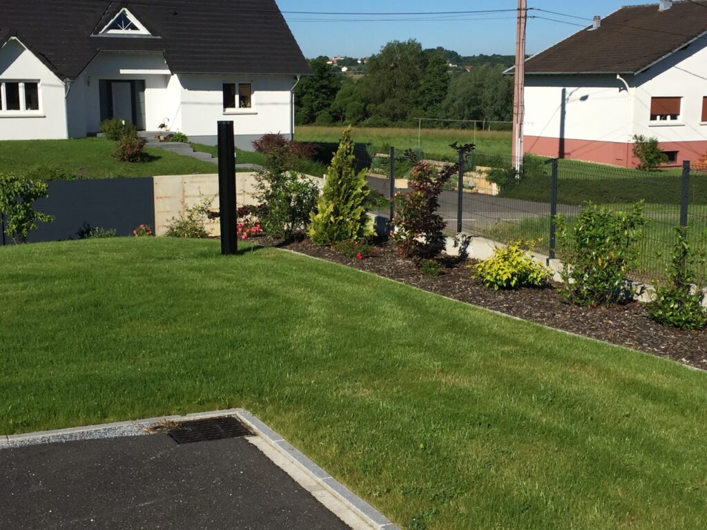 Pourquoi opter pour un gazon en rouleau en Moselle ? Avantages et installation