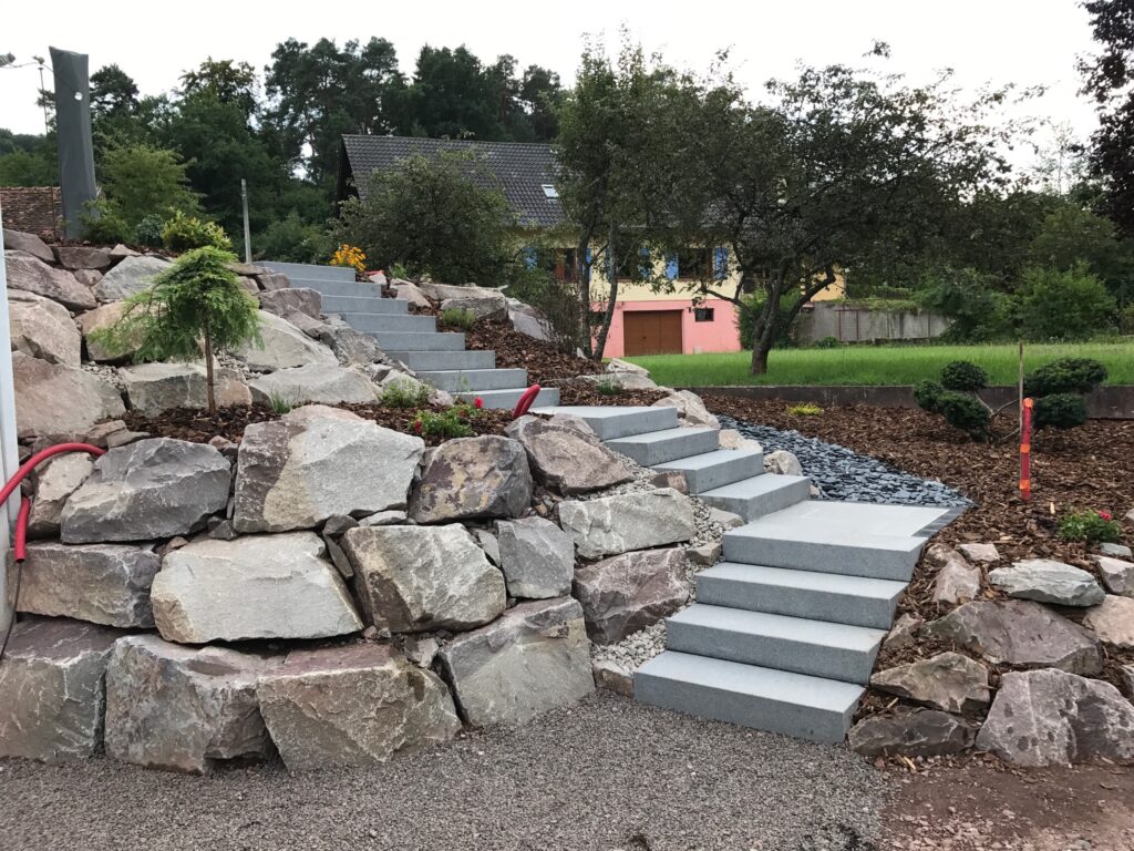 Terrain en pente dans les Vosges du Nord : Enrochement ou Mur de soutènement, que choisir ?